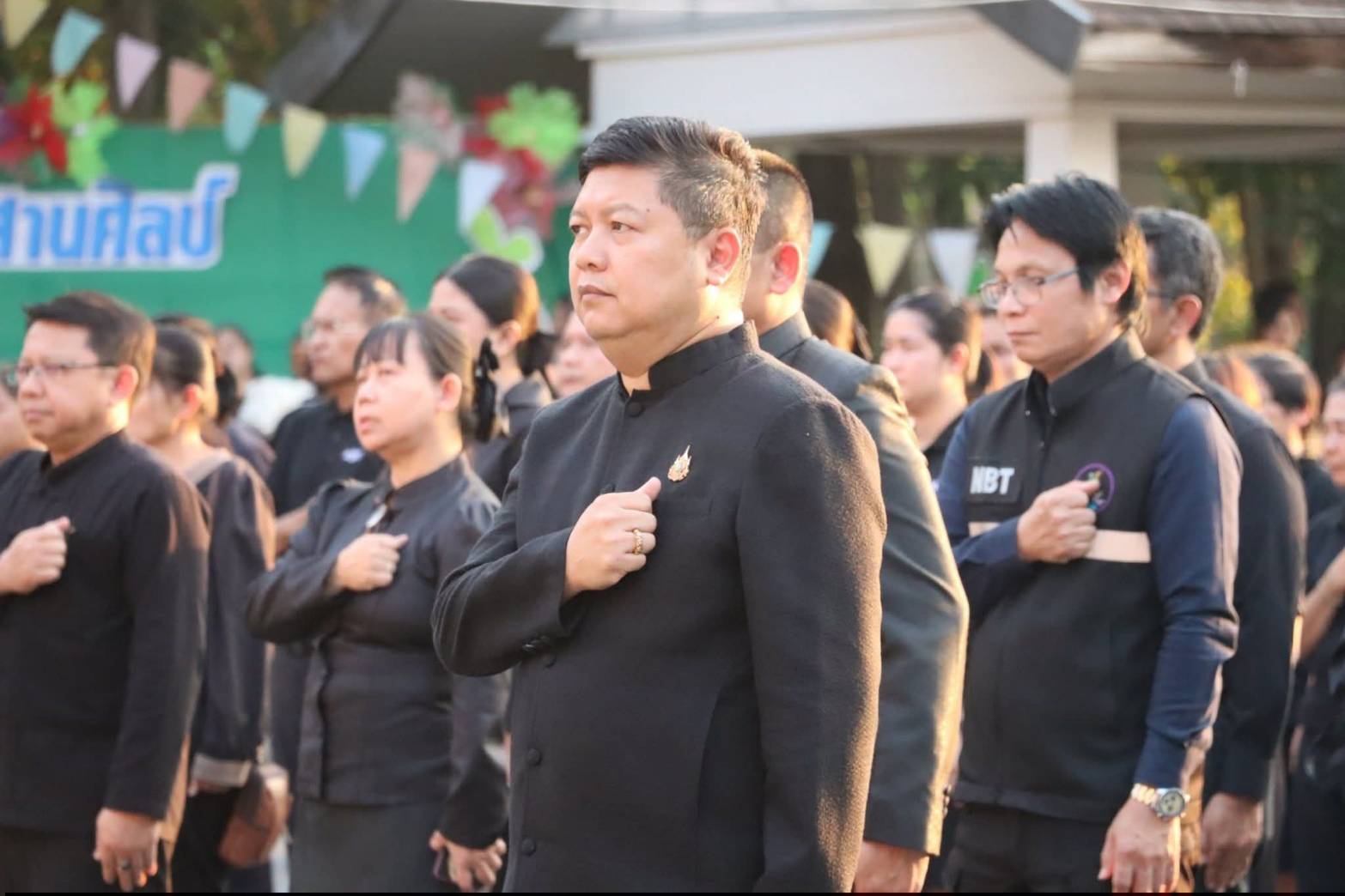 title - ผู้อำนวยการศูนย์ส่งเสริมและพัฒนาอาชีพเสริมนอกภาคการเกษตร ร่วมกิจกรรมแสดงความอาลัยและแสดงความจงรักภักดีสมเด็จพระนางเจ้าสิริกิต์ พระบรมราชินีนาถ พระบรมราชชนนีพันปีหลวง โครงการหนึ่งความดี ล้านความรัก ภูมิใจพรรคพระพันปีหลวง ณ ศาลาพระมิ่งขวัญ ศูนย์ส่งเสริมและพัฒนาอาชีพเสริมนอกภาคการเกษตร (ศูนย์ศิลปาชีพบางไทรฯ (เดิม))